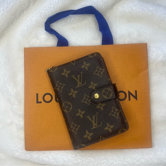 Louis Vuitton Handbags - Louis Vuitton Monogram Canvas Wallet